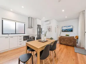 Gorgeous 3-Bed House with Spacious Shared Backyard - Image 2