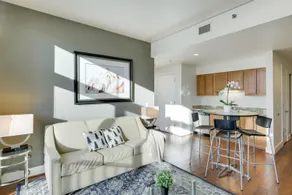Modern Upgraded Apartment - fast wifi and parking! - Image 2