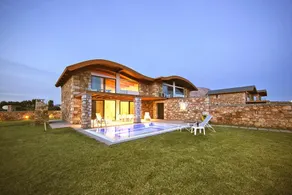 Semi-detached house with private pool - Image 4