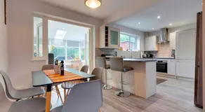 Pass the Keys Spacious and modern house with Free Parking - Image 3