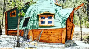Pequeña cabaña mágica con chimenea interior - Image 5
