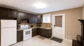 Executive 2BR Lower Suite Private & Spacious Close to USA Border - Image 3