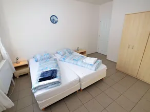 Confortável apartamento no 1 º andar com piscina coberta e jardim vedado - Image 2