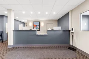 Econo Lodge - Image 4