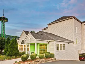 Microtel Inn & Suites by Wyndham Gatlinburg - Image 2