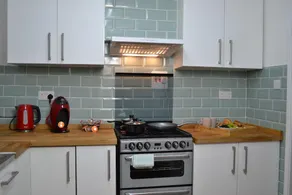 Epicsa - Corporate & Family Stay in 3 Bedroom House with Garden, FREE parking - Image 4