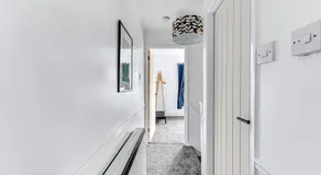 Spacious Bedford House Sleeps 5 Superfast WiFi Free Parking - Image 4