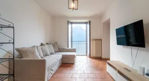 Lakefront apartment with a view, parking and swimming pool - Image 2