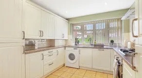 Spacious 4 Bedroom House with Parking - Image 2