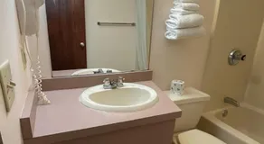 2 bedroom 5 minutes from Grand View - Image 2