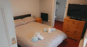The Horse and Groom Guest House - Image 4
