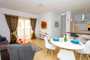 Los Angeles 3 Bed Apartment with Pool - Image 5
