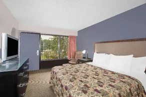 Days Inn by Wyndham Benton - Image 4