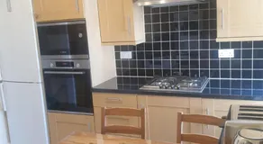 London Luxury 2 Bedroom Flat 5min walk from Overground, with FREE WIFI, FREE PARKING-Sleeps x6 - Image 3