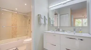 Renovated 2/2 Unit at Yacht Club/Aventura - Image 5