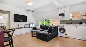 The Nest Elwood - Beachside Escape with Free Parking - Image 3