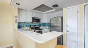 1B/1B condo with Ocean views, Resort style, Free WIFI, Few steps to the Beach!! - Image 3