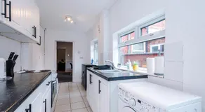 Comfortable 2 Bedroom Home Sleeps 4 With WiFi - Image 5