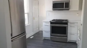 Bright & Chic 3-Bedroom Retreat for Family or Business by UofA Whyte Ave Downtown in Edmonton - Image 2