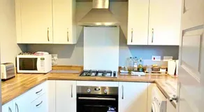 3 bed house with parking near airport - Image 3