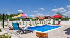 Apartment mit privatem Pool, Garten und Terrasse - Image 3