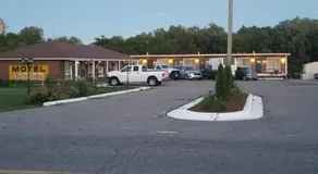 Twin Oaks Motel - Image 4