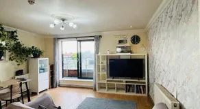 Charming 2 Bedroom Flat with Urban Views - Image 2