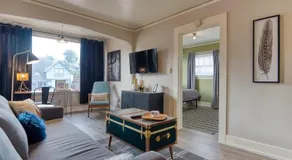#StayinMyDistrict Historic Apartment Near Downtown - Image 2