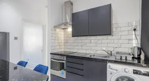 Chic 2-Bedroom Flat - Sleeps 5 - Central Tilbury - Image 3