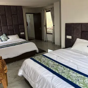 Deluxe family room - Image 4