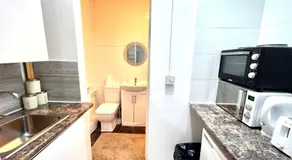 6 Bedroom 4 Bathroom House near Redbridge Station in Ilford with Garden Parking and Fast WiFi - Image 4