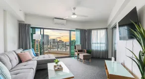 One bed Harbour and city views apartment - Image 2