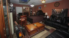 Beautiful large bedroom - Image 4