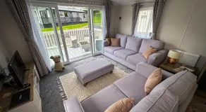 Hobbit - Cosy Holiday Lodge with Pool - Image 2
