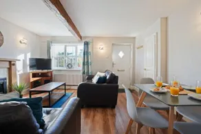 Cottage Cross by YourStays - 2 Bedroom Cottage in Macclesfield - Image 2