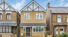 Spacious Detached House with 7 Beds Includes Ping Pong and Pool Table Sleeps 14 Free Parking - Image 3
