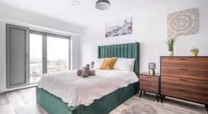 Elegant High Rise Retreat Stylish 2-Bed 2-Bath - Image 2