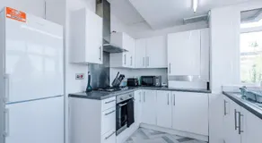 Luxury 3-Bedroom Apartment with 75-Inch TV, Fireplace & Terrace near Manchester Airport - Image 4