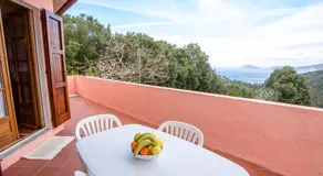 Villa indépendante sur l'île d'Elbe entourée de verdure avec une belle vue - Image 2