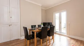 Family-Friendly 3-Bed Home in Central Location with Garden & Parking - Image 4