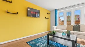Stylish 4 Bedroom House in St Neots w Free Parking - Image 2