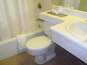 Budget Inn & Suites - Image 4