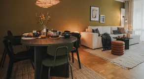 JOBOSTAYS - BLOOM Family Apartment Oldenburg - bis zu 6 Personen - 3 Zimmer - 2 Schlafzimmer - 2 Bäder - Balkon und Gartenblick - kostenloser Privatparkplatz - kostenfreies WLAN - Vollküche - Wohnzimmer mit TV - Babybett - kontaktfreier Check-In - Image 2