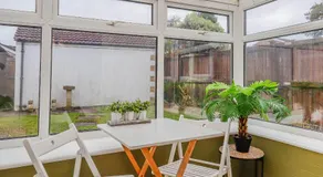 Samantha Suite I Chic 2BR Bungalow I Sleeps 6 I Near Cardiff City Centre I Principality Stadium I Cardiff Castle I Cardiff University I WiFi I Parking and Easy Access to Barry Island - Image 3