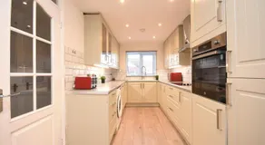 Ideal Contractor & Family Stay-Basildon Smart tv - Image 5