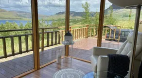 Icelandic Lake House - Image 3