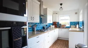 Contemporary Home in Friendly Easton - Free Parking - Image 3