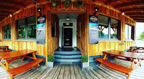 Moes Hotel - Image 1