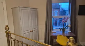 The Bean Apartment - double bedroom with private bathroom - Image 4