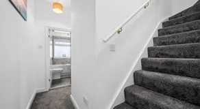 Spacious 4-Bed Luxury Home - Garden, Free Parking, Sleeps 8 - Image 4